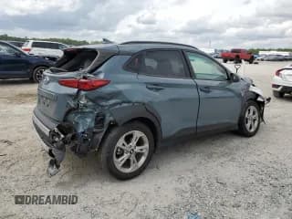 ✅ 2022 Hyundai Kona SEL • VIN: KM8K32AB5NU897050 • Лот: 73020154. Опубликован ранее на Copart с пробегом 24 915 миль. Бесплатный доступ к архиву аукционных продаж из США и подробный отчёт об истории автомобиля на DreamBid. Изображение 3.