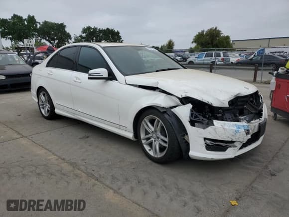 ✅ 2014 Mercedes-Benz C 250 Sport • VIN: WDDGF4HB1EA957805 • Lot: 53570455. Wystawiony na Copart z przebiegiem 35 894 mil. Bezpłatny archiwum sprzedaży aukcyjnych z USA i szczegółowy raport historii pojazdu na DreamBid. Zdjęcie 4.