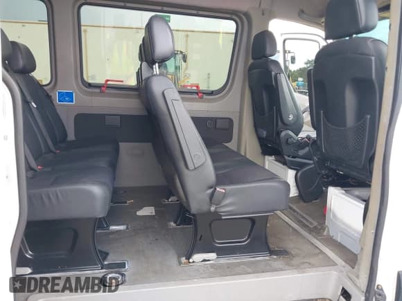 ✅ 2015 Mercedes-Benz Sprinter • VIN: WDZPE8DC7F5978980 • Lot: 43098731. Wystawiony na IAAI z przebiegiem 240 532 mil. Bezpłatny archiwum sprzedaży aukcyjnych z USA i szczegółowy raport historii pojazdu na DreamBid. Zdjęcie 8.