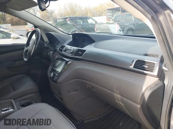 ✅ 2014 Honda Odyssey Touring • VIN: 5FNRL5H96EB074255 • Lot: 43699537. Wystawiony na IAAI z przebiegiem 218 706 mil. Bezpłatny archiwum sprzedaży aukcyjnych z USA i szczegółowy raport historii pojazdu na DreamBid. Zdjęcie 5.