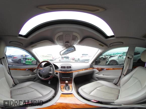 ✅ 2005 Mercedes-Benz E 320 • VIN: WDBUF65J15A695268 • Lot: 43009637. Wystawiony na IAAI z przebiegiem 131 740 mil. Bezpłatny archiwum sprzedaży aukcyjnych z USA i szczegółowy raport historii pojazdu na DreamBid. Zdjęcie 18.