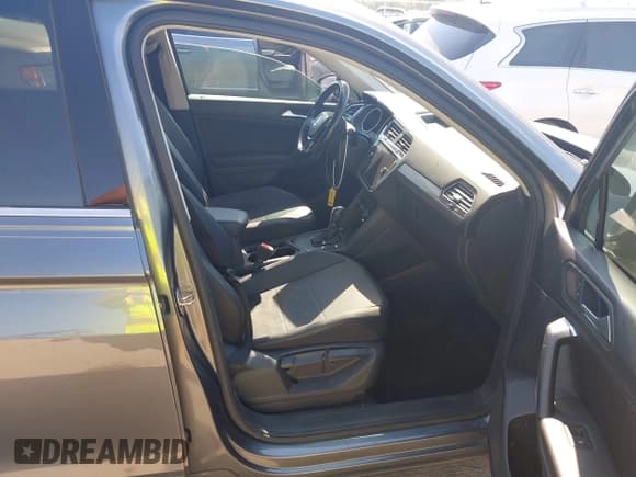✅ 2019 Volkswagen Tiguan SE • VIN: 3VV3B7AX6KM012649 • Lot: 43143656. Wystawiony na IAAI z przebiegiem 75 049 mil. Bezpłatny archiwum sprzedaży aukcyjnych z USA i szczegółowy raport historii pojazdu na DreamBid. Zdjęcie 5.