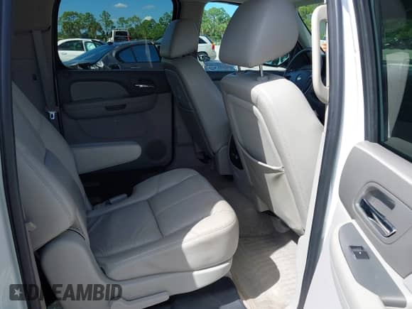 2011 Chevrolet Suburban LT z VIN 1GNSKJE37BR287743, wystawiony jako IAAI lot #43421710 z przebiegiem 185 701 mil mil oraz . Historia ofert i sprzedaży dostępna na DreamBid. Obrazek 8.