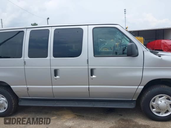 ✅ 2014 Ford Econoline Passenger XL • VIN: 1FBNE3BL4EDA15492 • Lot: 42400143. Wystawiony na IAAI z przebiegiem 91 566 mil. Bezpłatny archiwum sprzedaży aukcyjnych z USA i szczegółowy raport historii pojazdu na DreamBid. Zdjęcie 14.