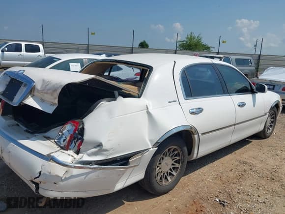 ✅ 1998 Lincoln Town Car Signature • VIN: 1LNFM82WXWY637398 • Lot: 42658093. Listed on IAAI with 91,600 mi. Free auction sales archive from the USA and detailed vehicle history report at DreamBid. Image 4.