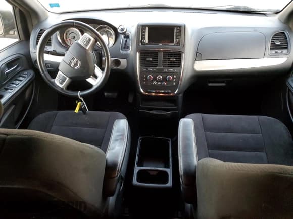 ✅ 2015 Dodge Grand Caravan SE • VIN: 2C4RDGBG4FR523325 • Lot: 91250245. Wystawiony na Copart z przebiegiem 83 132 mil. Bezpłatny archiwum sprzedaży aukcyjnych z USA i szczegółowy raport historii pojazdu na DreamBid. Zdjęcie 8.