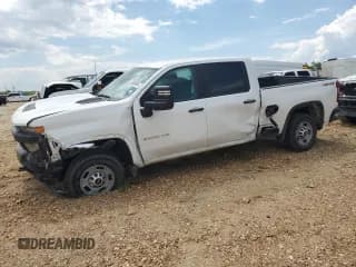 ✅ 2023 Chevrolet Silverado 2500HD Work Truck • VIN: 1GC1YLE77PF132569 • Lot: 59004684. Wystawiony na Copart z przebiegiem Nie podano. Bezpłatny archiwum sprzedaży aukcyjnych z USA i szczegółowy raport historii pojazdu na DreamBid. Zdjęcie 1.