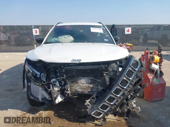 ✅ 2023 Jeep Compass Altitude • VIN: 3C4NJDBN1PT509272 • Lot: 43237556. Wystawiony na IAAI z przebiegiem 58 187 mil. Bezpłatny archiwum sprzedaży aukcyjnych z USA i szczegółowy raport historii pojazdu na DreamBid. Zdjęcie 6.