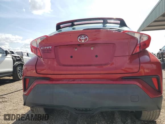 ✅ 2022 Toyota C-HR XLE • VIN: NMTKHMBX8NR143249 • Лот: 89708895. Опубликован ранее на Copart с пробегом 49 972 миль. Бесплатный доступ к архиву аукционных продаж из США и подробный отчёт об истории автомобиля на DreamBid. Изображение 6.