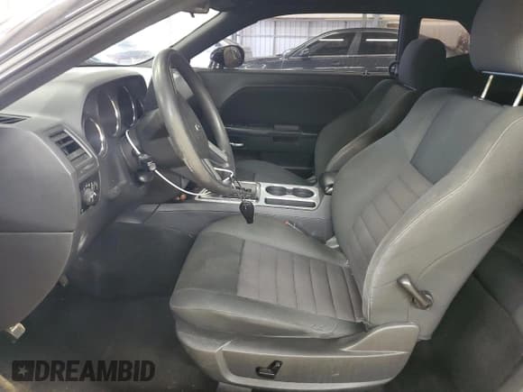 ✅ 2009 Dodge Challenger SE • VIN: 2B3LJ44V19H630305 • Lot: 85427874. Wystawiony na Copart z przebiegiem 203 512 mil. Bezpłatny archiwum sprzedaży aukcyjnych z USA i szczegółowy raport historii pojazdu na DreamBid. Zdjęcie 7.