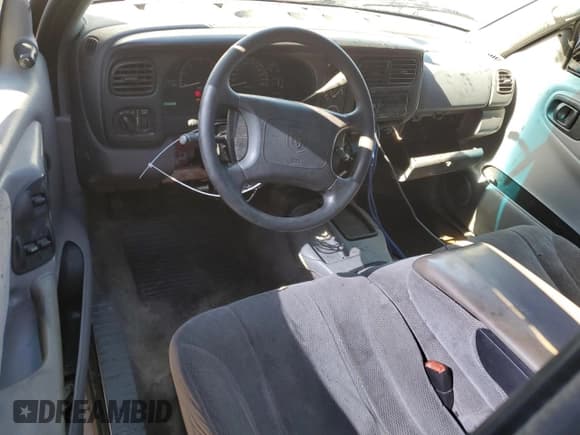 ✅ 2000 Dodge Dakota • VIN: 1B7GL22X0YS517133 • Lot: 84531964. Wystawiony na Copart z przebiegiem 233 269 mil. Bezpłatny archiwum sprzedaży aukcyjnych z USA i szczegółowy raport historii pojazdu na DreamBid. Zdjęcie 8.