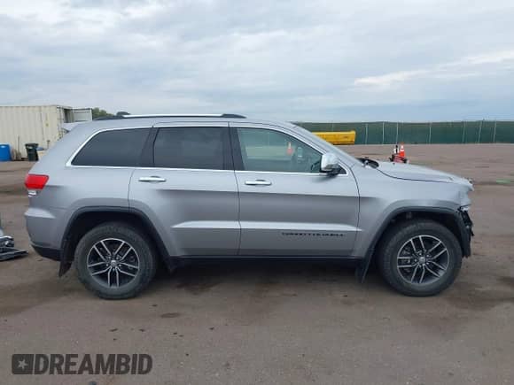 2018 Jeep Grand Cherokee Sterling z VIN 1C4RJFBG3JC138410, wystawiony jako IAAI lot #43242404 z przebiegiem 119 655 mil mil oraz . Historia ofert i sprzedaży dostępna na DreamBid. Obrazek 14.