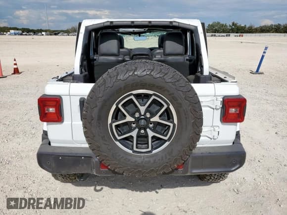 ✅ 2022 Jeep Wrangler Unlimited Sahara Altitude • VIN: 1C4HJXEG5NW116832 • Lot: 82335775. Wystawiony na Copart z przebiegiem 61 313 mil. Bezpłatny archiwum sprzedaży aukcyjnych z USA i szczegółowy raport historii pojazdu na DreamBid. Zdjęcie 6.