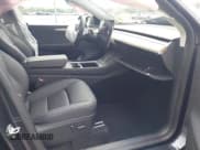 ✅ 2024 Tesla Model Y Long Range • VIN: 7SAYGDEE2RA325578 • Lot: 43287018. Wystawiony na IAAI z przebiegiem 6 864 mil. Bezpłatny archiwum sprzedaży aukcyjnych z USA i szczegółowy raport historii pojazdu na DreamBid. Zdjęcie 5.