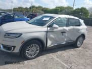 ✅ 2020 Lincoln Nautilus Standard • VIN: 2LMPJ6J95LBL09249 • Lot: 42106717. Wystawiony na IAAI z przebiegiem 33 243 mil. Bezpłatny archiwum sprzedaży aukcyjnych z USA i szczegółowy raport historii pojazdu na DreamBid. Zdjęcie 6.