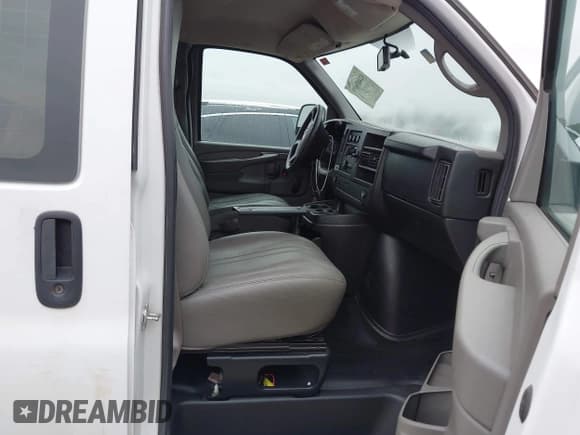 ✅ 2013 Chevrolet Express Cargo • VIN: 1GCSGAFX9D1179623 • Lot: 42405699. Wystawiony na IAAI z przebiegiem 213 830 mil. Bezpłatny archiwum sprzedaży aukcyjnych z USA i szczegółowy raport historii pojazdu na DreamBid. Zdjęcie 5.