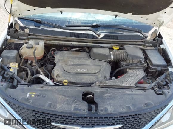 ✅ 2018 Chrysler Pacifica Touring L • VIN: 2C4RC1BG9JR141879 • Lot: 42801376. Wystawiony na IAAI z przebiegiem 137 968 mil. Bezpłatny archiwum sprzedaży aukcyjnych z USA i szczegółowy raport historii pojazdu na DreamBid. Zdjęcie 10.