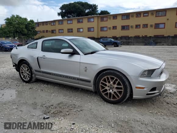 2014 Ford Mustang V6 z VIN 1ZVBP8AM9E5253703, wystawiony jako Copart lot #86166665 z przebiegiem 139 131 mil mil oraz Szkoda całkowita • Salvage title. Historia ofert i sprzedaży dostępna na DreamBid. Obrazek 4.