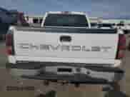 2004 Chevrolet Silverado 1500 LS z VIN 1GCEC14V04Z232513, wystawiony jako Copart lot #82531194 z przebiegiem Nie podano mil oraz Czysty tytuł • Clean title. Historia ofert i sprzedaży dostępna na DreamBid. Obrazek 6.