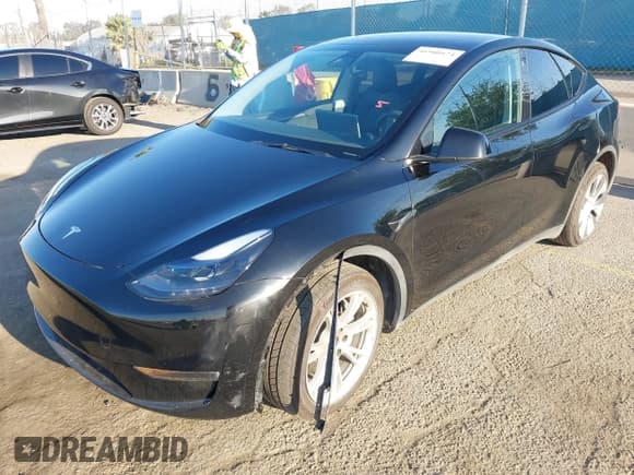 ✅ 2023 Tesla Model Y Long Range • VIN: 7SAYGAEEXPF673871 • Lot: 41980174. Wystawiony na IAAI z przebiegiem 45 870 mil. Bezpłatny archiwum sprzedaży aukcyjnych z USA i szczegółowy raport historii pojazdu na DreamBid. Zdjęcie 21.