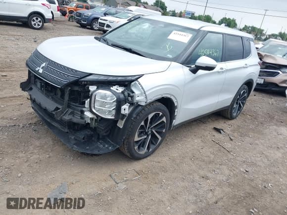 ✅ 2024 Mitsubishi Outlander SE • VIN: JA4J3VA81RZ030124 • Lot: 42544367. Listed on IAAI with 40,408 mi. Free auction sales archive from the USA and detailed vehicle history report at DreamBid. Image 2.
