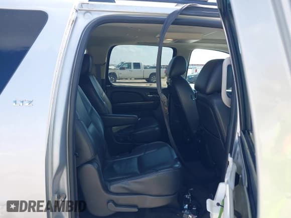 ✅ 2014 Chevrolet Suburban LTZ • VIN: 1GNSCKE06ER107262 • Lot: 43301081. Wystawiony na IAAI z przebiegiem 122 888 mil. Bezpłatny archiwum sprzedaży aukcyjnych z USA i szczegółowy raport historii pojazdu na DreamBid. Zdjęcie 8.