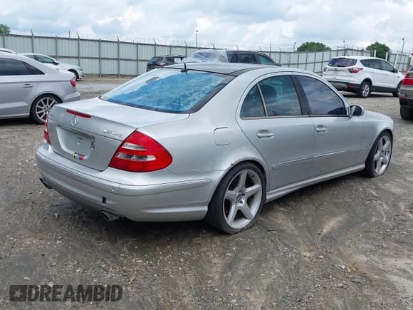 ✅ 2005 Mercedes-Benz E 55 AMG • VIN: WDBUF76J75A648427 • Лот: 42249423. Опубликован ранее на IAAI с пробегом 155 670 миль. Бесплатный доступ к архиву аукционных продаж из США и подробный отчёт об истории автомобиля на DreamBid. Изображение 4.