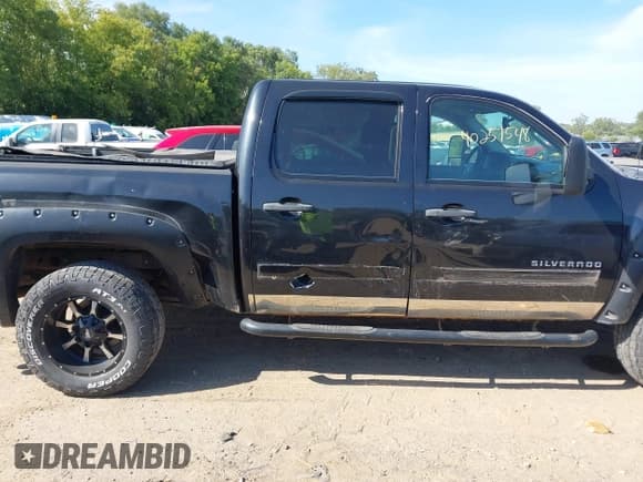 ✅ 2010 Chevrolet Silverado 1500 LT • VIN: 3GCXKSE22AG251288 • Lot: 40251548. Wystawiony na IAAI z przebiegiem 196 325 mil. Bezpłatny archiwum sprzedaży aukcyjnych z USA i szczegółowy raport historii pojazdu na DreamBid. Zdjęcie 6.