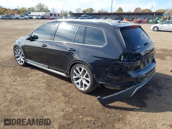 ✅ 2017 Volkswagen Golf S • VIN: 3VWH17AU3HM534982 • Лот: 43586674. Опубликован ранее на IAAI с пробегом 61 927 миль. Бесплатный доступ к архиву аукционных продаж из США и подробный отчёт об истории автомобиля на DreamBid. Изображение 3.