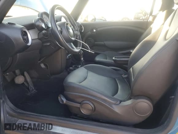 ✅ 2014 MINI Convertible • VIN: WMWZN3C55ET861081 • Lot: 91833055. Wystawiony na Copart z przebiegiem 78 885 mil. Bezpłatny archiwum sprzedaży aukcyjnych z USA i szczegółowy raport historii pojazdu na DreamBid. Zdjęcie 7.