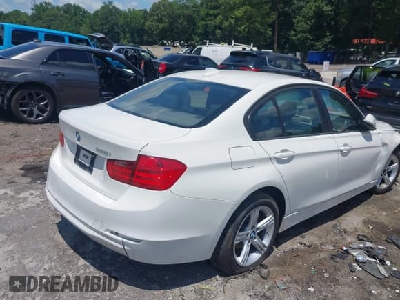 ✅ 2015 BMW 3 Series 320i • VIN: WBA3B1C50FK140340 • Лот: 42651851. Опубликован ранее на IAAI с пробегом 147 865 миль. Бесплатный доступ к архиву аукционных продаж из США и подробный отчёт об истории автомобиля на DreamBid. Изображение 4.