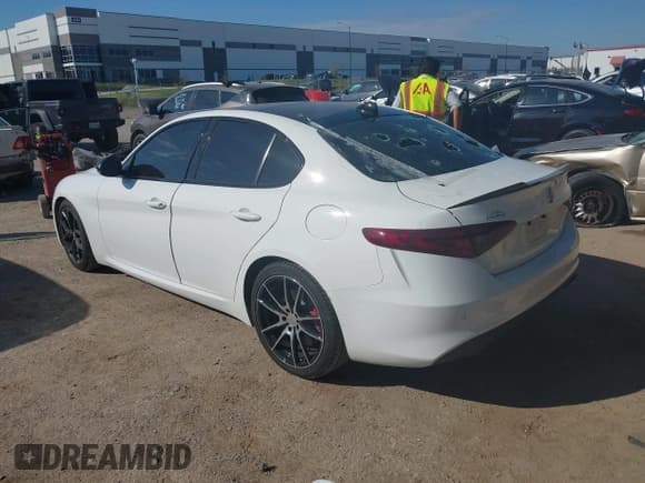 ✅ 2020 Alfa Romeo Giulia • VIN: ZARFAMAN3L7626670 • Lot: 43369788. Wystawiony na IAAI z przebiegiem 65 495 mil. Bezpłatny archiwum sprzedaży aukcyjnych z USA i szczegółowy raport historii pojazdu na DreamBid. Zdjęcie 3.