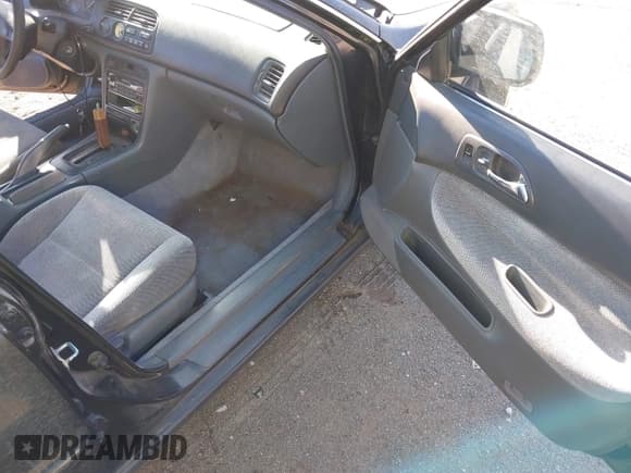 ✅ 1995 Honda Accord EX • VIN: JHMCD5656SC027706 • Lot: 43800009. Wystawiony na IAAI z przebiegiem 187 766 mil. Bezpłatny archiwum sprzedaży aukcyjnych z USA i szczegółowy raport historii pojazdu na DreamBid. Zdjęcie 5.