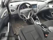 ✅ 2017 Hyundai Veloster • VIN: KMHTC6AD0HU315096 • Lot: 44108825. Wystawiony na Copart z przebiegiem 80 545 mil. Bezpłatny archiwum sprzedaży aukcyjnych z USA i szczegółowy raport historii pojazdu na DreamBid. Zdjęcie 8.