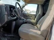 ✅ 2023 Chevrolet Express Cargo • VIN: 1GCWGAFP2P1170820 • Lot: 89430715. Wystawiony na Copart z przebiegiem 57 018 mil. Bezpłatny archiwum sprzedaży aukcyjnych z USA i szczegółowy raport historii pojazdu na DreamBid. Zdjęcie 7.