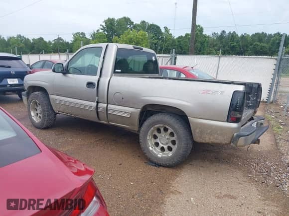 2002 Chevrolet Silverado 1500 LS z VIN 1GCEK14V02Z189954, wystawiony jako IAAI lot #42536149 z przebiegiem 223 924 mil mil oraz . Historia ofert i sprzedaży dostępna na DreamBid. Obrazek 3.