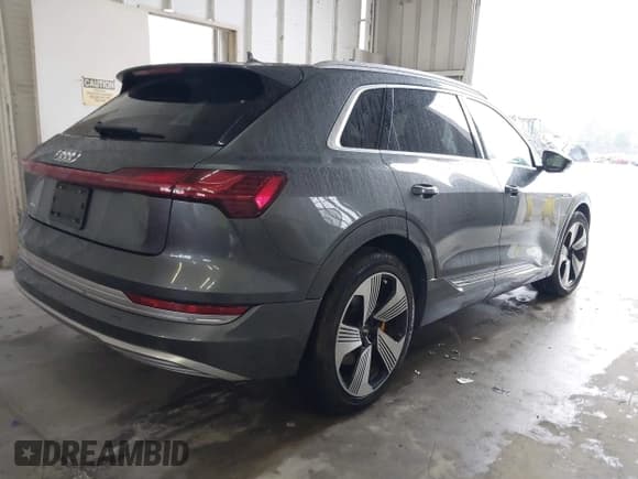 ✅ 2019 Audi e-tron Prestige • VIN: WA1VAAGE8KB006365 • Lot: 43763617. Wystawiony na IAAI z przebiegiem 45 411 mil. Bezpłatny archiwum sprzedaży aukcyjnych z USA i szczegółowy raport historii pojazdu na DreamBid. Zdjęcie 4.