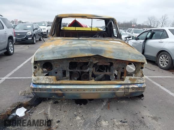 ✅ 1988 Ford F-250 • VIN: 1FTHF26G7JPA77250 • Lot: 43808669. Wystawiony na IAAI z przebiegiem Nie podano. Bezpłatny archiwum sprzedaży aukcyjnych z USA i szczegółowy raport historii pojazdu na DreamBid. Zdjęcie 6.