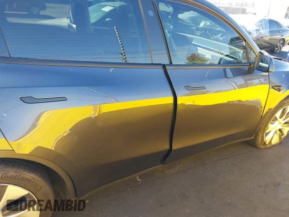 ✅ 2024 Tesla Model Y • VIN: 7SAYGDED7RF095496 • Lot: 43528096. Wystawiony na IAAI z przebiegiem 36 015 mil. Bezpłatny archiwum sprzedaży aukcyjnych z USA i szczegółowy raport historii pojazdu na DreamBid. Zdjęcie 13.