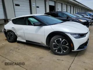 ✅ 2022 Kia EV6 Wind • VIN: KNDC3DLC8N5030598 • Lot: 65172144. Wystawiony na Copart z przebiegiem 27 130 mil. Bezpłatny archiwum sprzedaży aukcyjnych z USA i szczegółowy raport historii pojazdu na DreamBid. Zdjęcie 4.