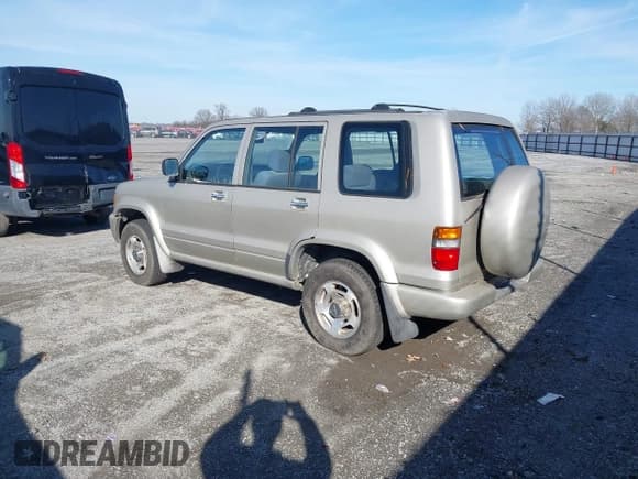 ✅ 1998 Isuzu Trooper S • VIN: JACDJ58X8W7912533 • Lot: 41601845. Listed on IAAI with Not provided. Free auction sales archive from the USA and detailed vehicle history report at DreamBid. Image 3.