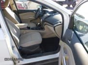 ✅ 2018 Ford Escape SE • VIN: 1FMCU9GD8JUC60344 • Lot: 43691921. Wystawiony na IAAI z przebiegiem 92 771 mil. Bezpłatny archiwum sprzedaży aukcyjnych z USA i szczegółowy raport historii pojazdu na DreamBid. Zdjęcie 5.