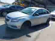 2013 Chevrolet Cruze LS z VIN 1G1PA5SH5D7145164, wystawiony jako IAAI lot #43294377 z przebiegiem 191 872 mil mil oraz . Historia ofert i sprzedaży dostępna na DreamBid. Obrazek 2.