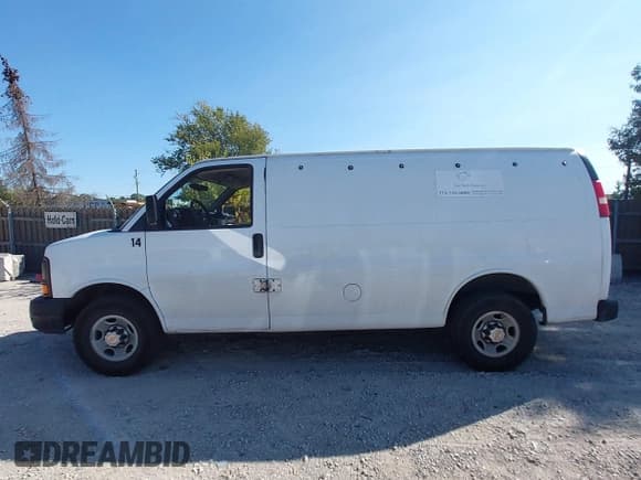 ✅ 2014 Chevrolet Express Cargo • VIN: 1GCWGFCGXE1134971 • Lot: 43158546. Wystawiony na IAAI z przebiegiem 105 034 mil. Bezpłatny archiwum sprzedaży aukcyjnych z USA i szczegółowy raport historii pojazdu na DreamBid. Zdjęcie 14.