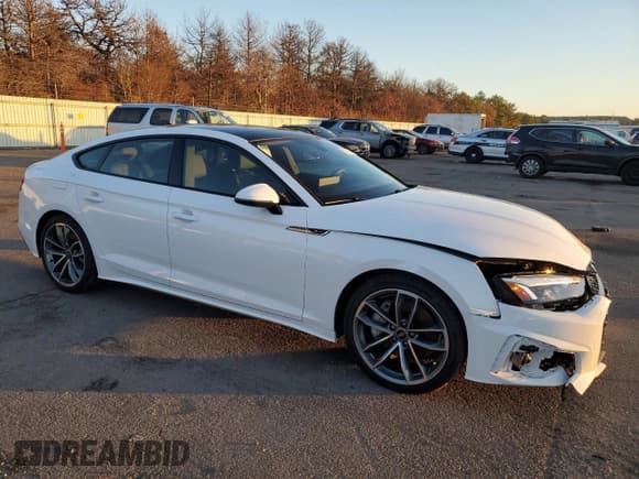 ✅ 2024 Audi A5 Sportback S line Premium • VIN: WAUDACF5XRA084903 • Lot: 86019754. Wystawiony na Copart z przebiegiem 3 578 mil. Bezpłatny archiwum sprzedaży aukcyjnych z USA i szczegółowy raport historii pojazdu na DreamBid. Zdjęcie 4.