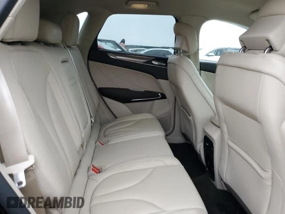 ✅ 2019 Lincoln MKC Standard • VIN: 5LMCJ1D98KUL37318 • Lot: 81398564. Wystawiony na Copart z przebiegiem 35 929 mil. Bezpłatny archiwum sprzedaży aukcyjnych z USA i szczegółowy raport historii pojazdu na DreamBid. Zdjęcie 11.