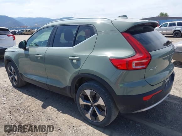 ✅ 2023 Volvo XC40 Plus Bright Theme • VIN: YV4L12UNXP2930656 • Lot: 42524396. Wystawiony na IAAI z przebiegiem 58 185 mil. Bezpłatny archiwum sprzedaży aukcyjnych z USA i szczegółowy raport historii pojazdu na DreamBid. Zdjęcie 3.