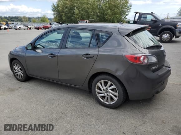 ✅ 2013 Mazda 3 i Touring • VIN: JM1BL1LP8D1738868 • Лот: 69149395. Опубликован ранее на Copart с пробегом 96 455 миль. Бесплатный доступ к архиву аукционных продаж из США и подробный отчёт об истории автомобиля на DreamBid. Изображение 2.