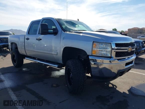 ✅ 2011 Chevrolet Silverado 2500HD LT • VIN: 1GC1KXC84BF117878 • Lot: 43551699. Wystawiony na IAAI z przebiegiem 55 157 mil. Bezpłatny archiwum sprzedaży aukcyjnych z USA i szczegółowy raport historii pojazdu na DreamBid. Zdjęcie 1.
