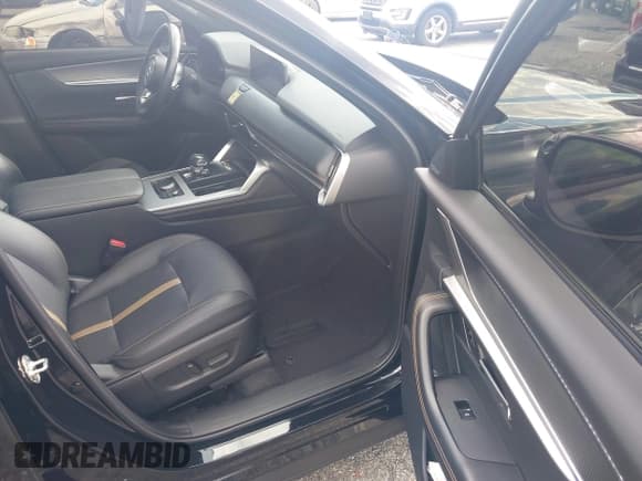 ✅ 2024 Mazda CX-90 Premium Plus • VIN: JM3KKEHD4R1166995 • Lot: 43483748. Wystawiony na IAAI z przebiegiem 21 310 mil. Bezpłatny archiwum sprzedaży aukcyjnych z USA i szczegółowy raport historii pojazdu na DreamBid. Zdjęcie 5.